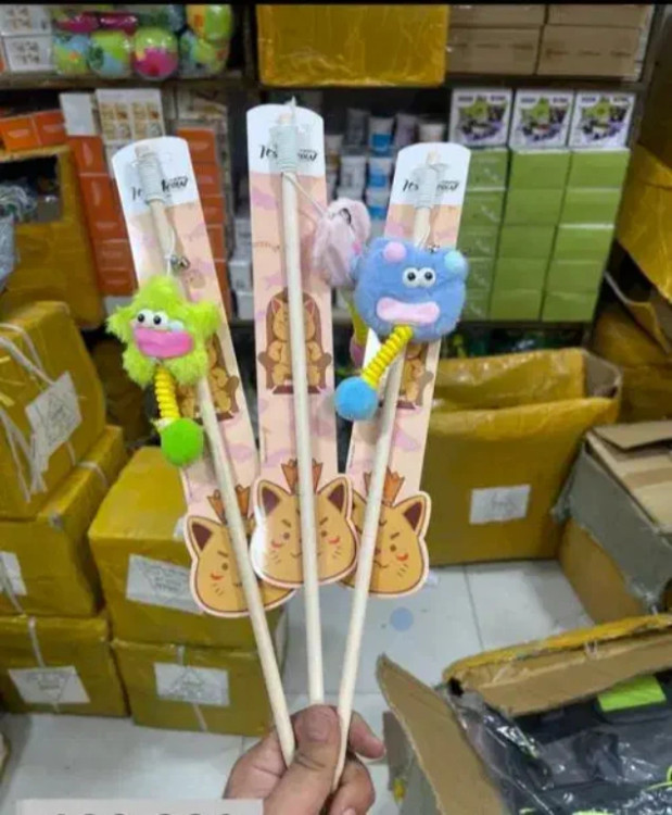 پخش عمده اسباببازی چوب بازی گربه زنگولهدار در بازار لوازم پت پخش بانه استان کردستان و پخش در کشور